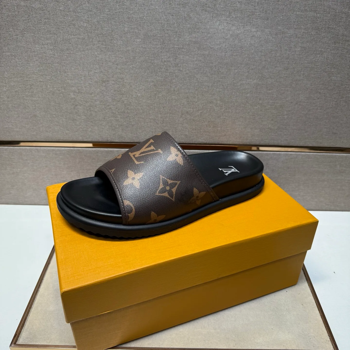 ⬛️Men's shoes 💰p320 [LV～] Men's casual slippers 2025z cabinet sales simultaneously 🔶Size: 38-44 #️⃣ 🔷3 colors🔜The upper is made of multi-material splicing ➕Genuine leather lining, comfortable and breathable, sole: original comfortable and wear-resistant outsole, ⚠️real thing📱photographed🎬real thing is better📢📢📢